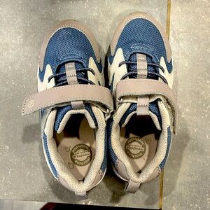 10M like new machine washable munchkin shoes stride rite